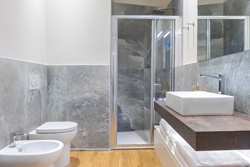 C8 Apartments: Rosso Rubino 03