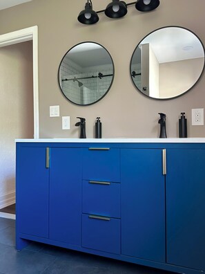 Interior - GREENSBERG'S BUNDLE OF HAPPINESS (Allentown)