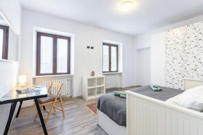 4 bedrooms, iron/ironing board, free WiFi, bed sheets