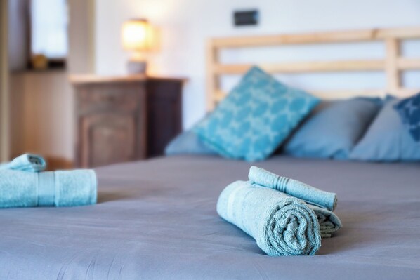 3 bedrooms, iron/ironing board, WiFi (free), bed sheets
