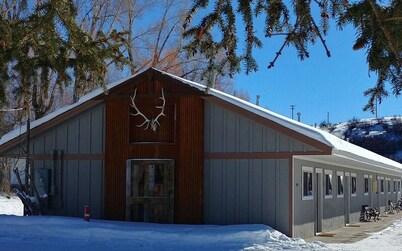 Relaxing Getaway in our Rustic at Lodges of Oak Creek!