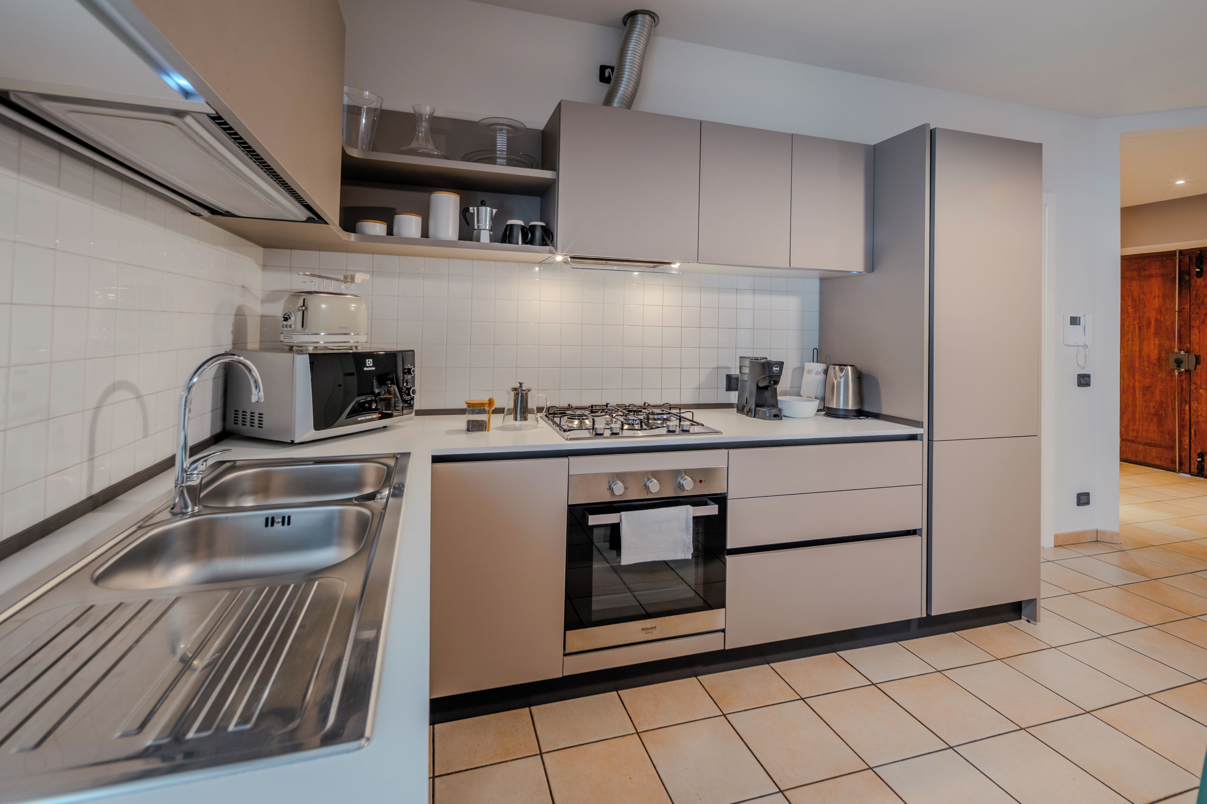 Kühlschrank, Mikrowelle, Ofen, Herdplatte