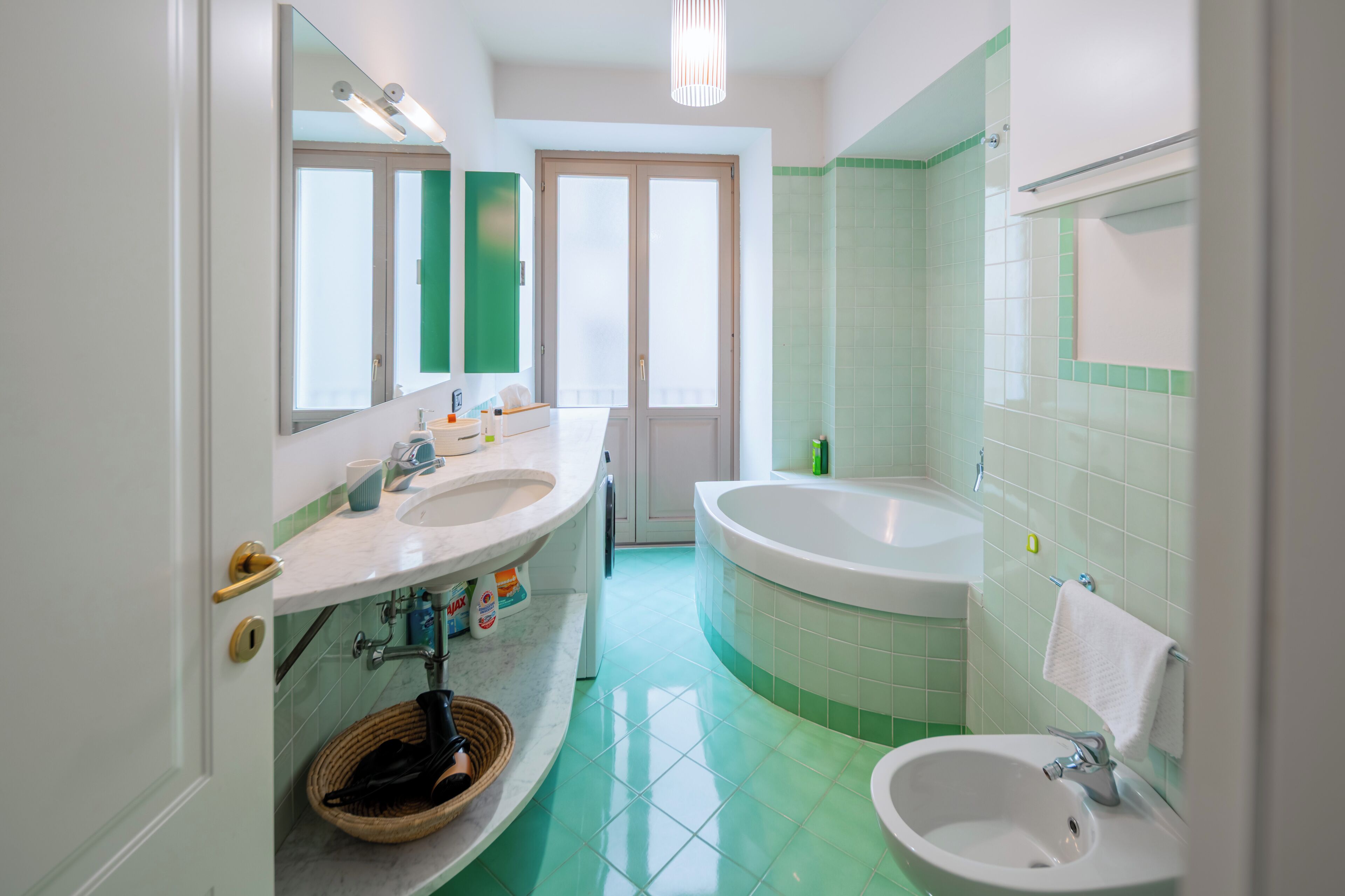 Douche, baignoire à jets, sèche-cheveux, bidet