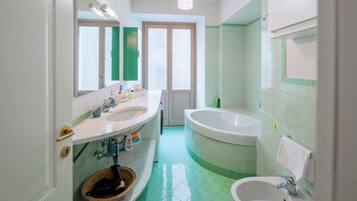 Dusche, Whirlpool, Haartrockner, Bidet