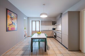 Frigorifero, microonde, forno, piano cottura
