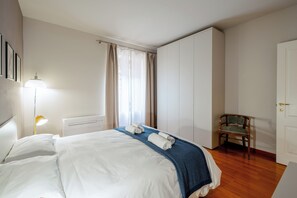 4 bedrooms, iron/ironing board, free WiFi, bed sheets - Due dei Mille - Three Bedroom Apartment, Sleeps 7 (Alba)