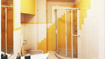 Dusche, Whirlpool, Haartrockner, Bidet