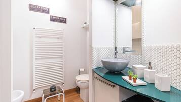 Dusche, Haartrockner, Bidet, Handtücher