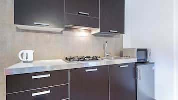 Frigorifero, microonde, piano cottura, macchina per tè/caffè