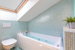 Doccia, vasca idromassaggio, asciugacapelli, bidet