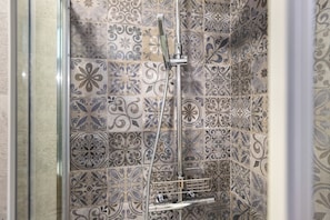 Dusche, Whirlpool, Haartrockner, Bidet