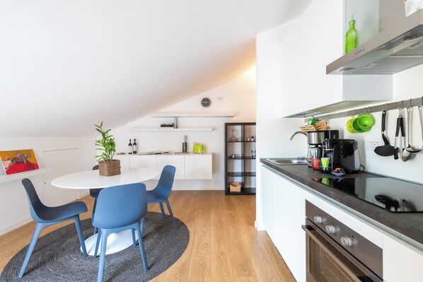 Réfrigérateur, four à micro-ondes, un four, surface de cuisson