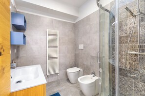 Douche, baignoire à jets, sèche-cheveux, bidet