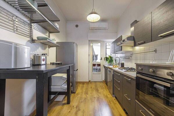 Kjøleskap, ovn, kokeplater og oppvaskmaskin