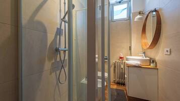Een douche, een haardroger, een bidet, handdoeken