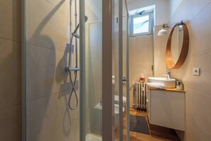 Douche, sèche-cheveux, bidet, serviettes fournies