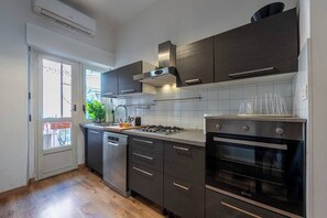 Kjøleskap, ovn, kokeplater og oppvaskmaskin