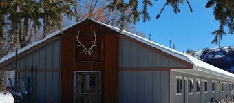 Relaxing Getaway in our Woodsy Deluxe Room at Lodges of Oak Creek!