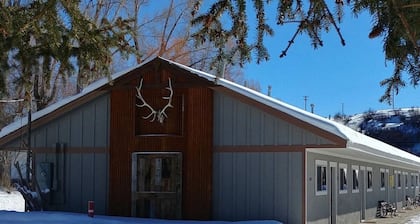 Relaxing Getaway in our Woodsy Deluxe Room at Lodges of Oak Creek!