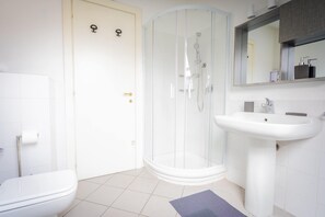 Douche, sèche-cheveux, bidet, serviettes fournies