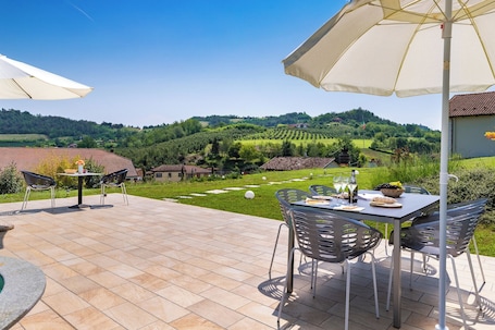 Outdoor dining. Tid House B&B - Camera Acero + Quercia