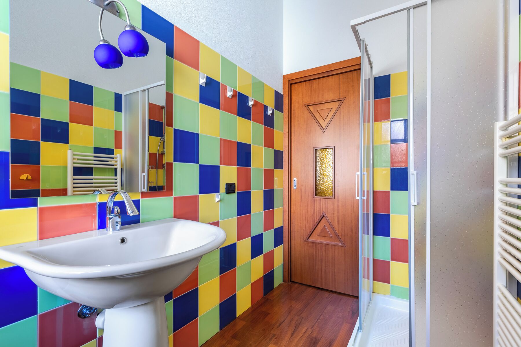 Bruser, hårtørrer, bidet, håndklæder