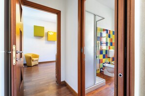 Douche, sèche-cheveux, bidet, serviettes fournies