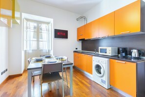 Frigorífico, microondas, placa de cocina y cafetera o tetera