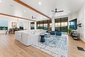 Télévision, jeux vidéo, baby-foot, espaces bureaux