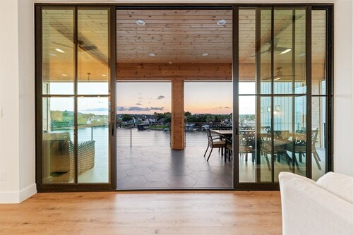Luxury LBJ Lakefront w/sunset views, pool, hot tub, game room/pingpong; perfect for large gatherings!