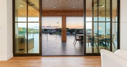 Luxury LBJ Lakefront w/sunset views, pool, hot tub, game room/pingpong; perfect for large gatherings!