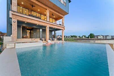 NEW Luxe LBJ Lakefront w/sunset views, pool & hot tub; perfect for large gatherings!