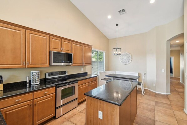 Réfrigérateur, four à micro-ondes, un four, surface de cuisson