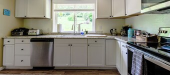 Heart of Hampshire Lodge, Fiber Internet, 4 beds - 2 Kings, 2 kitchens, 3 baths