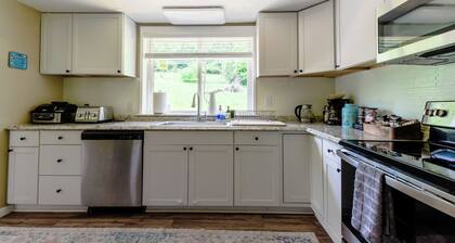 Heart of Hampshire Lodge, Fiber Internet, 4 beds - 2 Kings, 2 kitchens, 3 baths