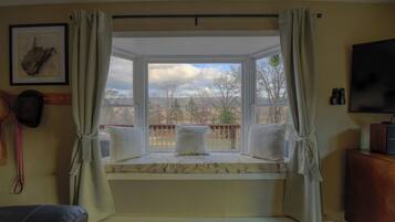 4 bedrooms, desk, iron/ironing board, travel crib