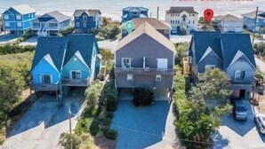 Un quartier résidentiel avec des maisons, une route et une plage en arrière-plan.