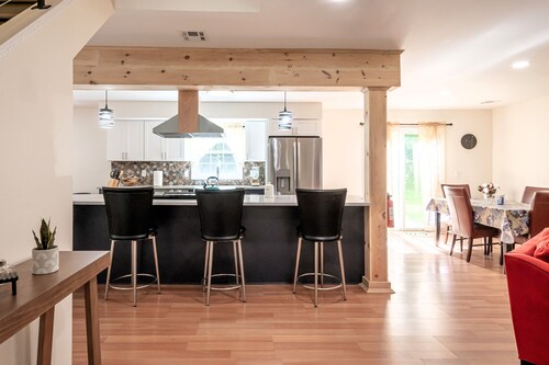 Luxe Retreat with Fireplace/WiFi/Pool near Water Parks, Golf Course, Wineries