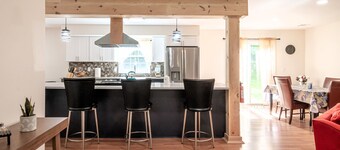 Luxe Retreat with Fireplace/WiFi/Pool near Water Parks, Golf Course, Wineries