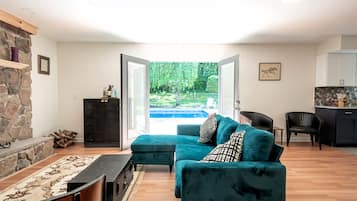 Smart-TV, Kamin, Stereoanlage