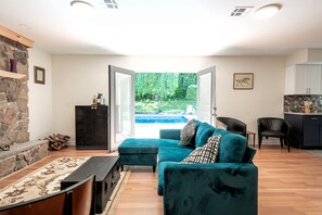 TV connectée, cheminée, chaîne hi-fi