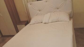 8 bedrooms, desk, iron/ironing board, WiFi