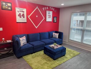 Smart TV, fireplace, books - King Suite | 1mi to The Battery + Mins to Midtown! (Atlanta)