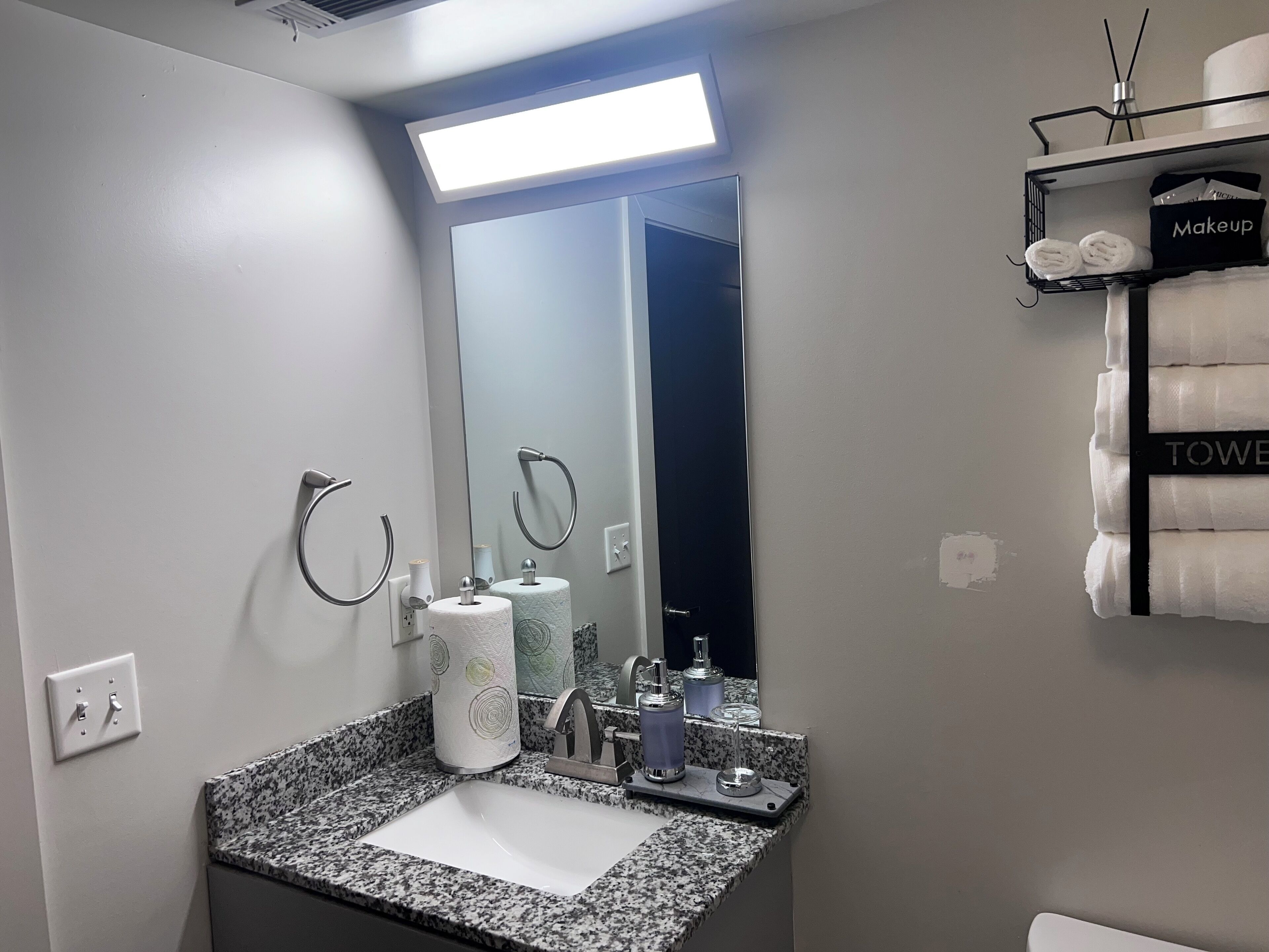 Secadora de cabello, toallas, jabón, shampoo 