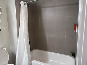 Haartrockner, Handtücher, Seife, Shampoo