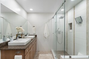 Douche, sèche-cheveux, bidet, serviettes fournies