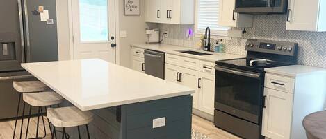 Een koelkast, een microgolfoven, een oven, een kookplaat