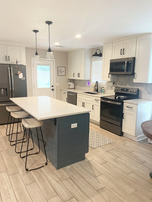 Refrigerador, microondas, horno y parrilla de estufa