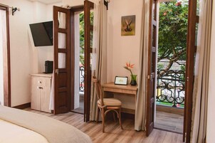 高级房, 阳台, 山景 | 高档床上用品、羽绒被、加厚床垫、客房内保险箱