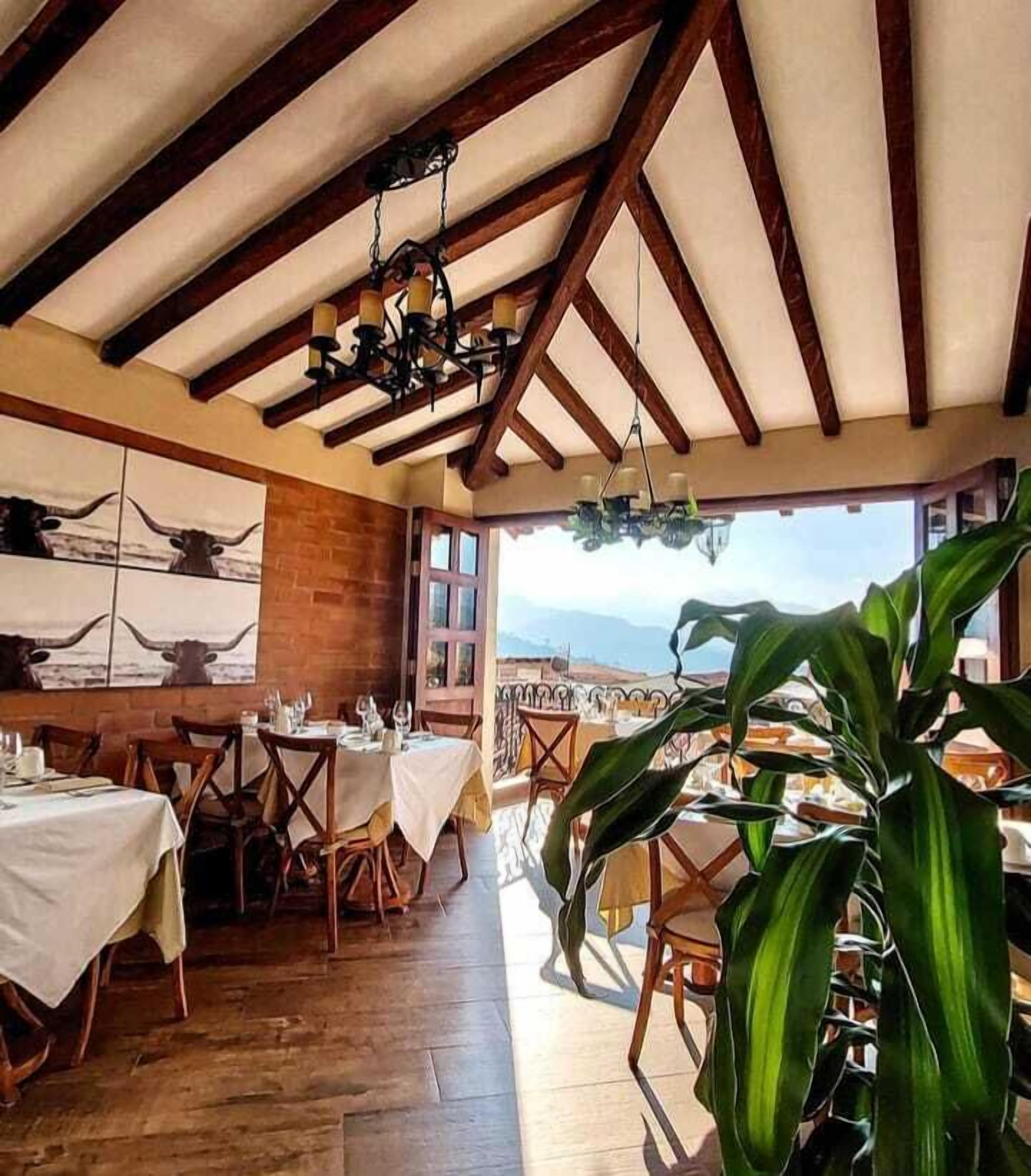 Restaurante con mesas al aire libre 